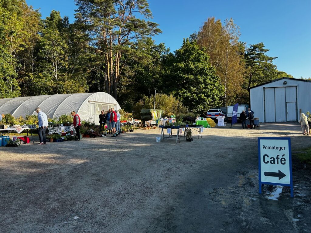 Växthus och en skylt med texten Pomologer och Café